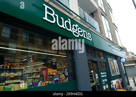 Londres - octobre 2022 : magasin Budgens dans le sud-ouest de Londres - Une chaîne de dépanneurs britannique Banque D'Images