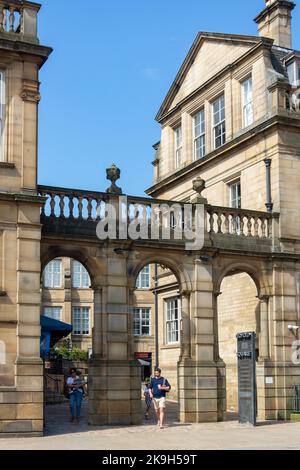 Arche d'entrée de l'hôtel et des restaurants Leopold Square, Leopold Street, Sheffield, South Yorkshire, Angleterre, Royaume-Uni Banque D'Images