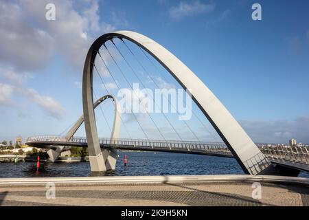 PERTH, WESTERN AUSTRALIA - 16 JUILLET 2018 : pont Elizabeth Quay moderne par beau temps sur la Swan River Banque D'Images