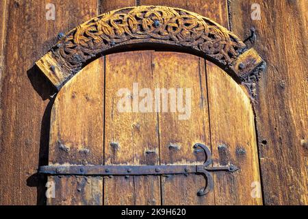 Ancienne serrure de porte en bois de l'église LOM Stave fermée, Norvège, Scandinavie Banque D'Images