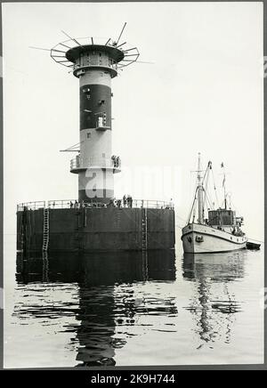 Phare Gustaf Dahlén au port d'Oxelösund. La photo a été prise en relation avec le remorquage de la fondation Oståker sur 17 juillet 1967. Banque D'Images