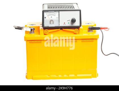 batterie de voiture jaune avec chargeur de batterie de voiture isolé sur fond blanc. Banque D'Images