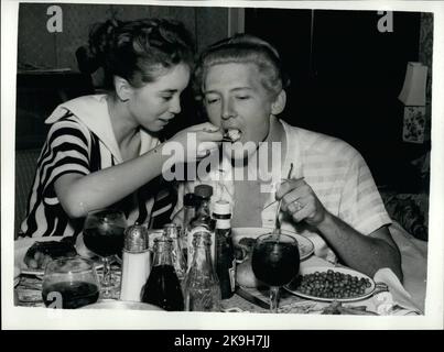 05 mai 1958 - le chanteur Jerry Lewis et sa jeune mariée: Le chanteur Jerry Lee Lewis peut avoir à couper court son tour théâtral de la Grande-Bretagne - en raison de la publicité sur sa jeune mariée de treize ans. Il a été dit que le mariage avec Mra avait eu lieu avant que son divorce de sa deuxième femme ait été obtenu. Lorsqu'il apparut à Grenade, il se dressait devant la scène une foule d'adolescents qui chantait « nous détestons Jerry Lewis », « Babysnatcher » et « Voir lui faire tourner sa femme dans un landau ». La photo montre Myra la femme de treize ans, Jerry Lee Lewis, dans leur chambre d'hôtel la nuit dernière. (Crédit Banque D'Images