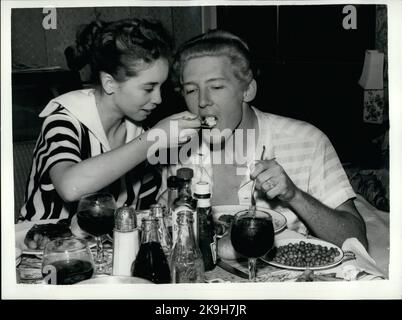 05 mai 1958 - le chanteur Jery lewis et son enfant mariée: Le chanteur Jerry Lewis a peut-être coupé court son tour théâtral de Grande-Bretagne - en raison de la publicité sur sa mariée de treize ans. Il a été dit que le mariage avec Mrya avait eu lieu avant que son divorce de sa deuxième femme ait été obtenu. Lorsqu'il apparut à Grenade, Tooting - une foule d'adolescents se tenait en dehors de la scène, criant ''nous haïssons Jerry Lewis'', ''Babysnatcher'' et ''Regardez lui faire tourner sa femme dans le pram''. La photo montre Myra la femme de treize ans - alimente Jerry Lee Lewis - dans leur chambre d'hôtel la nuit dernière. (Crédit IMA Banque D'Images