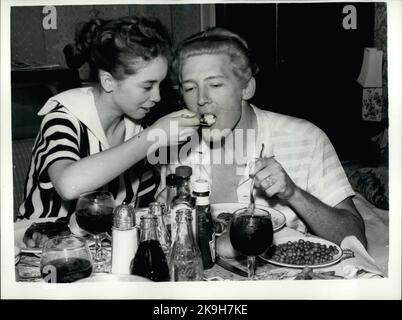 05 mai 1958 - le chanteur Jerry Lewis et sa jeune mariée: Le chanteur Jerry Lee Lewis peut avoir à couper court son tour théâtral de la Grande-Bretagne - en raison de la publicité sur sa jeune mariée de treize ans. Il a été dit que le mariage avec Mra avait eu lieu avant que son divorce de sa deuxième femme ait été obtenu. Lorsqu'il apparut à Grenade, il se dressait devant la scène une foule d'adolescents qui chantait « nous détestons Jerry Lewis », « Babysnatcher » et « Voir lui faire tourner sa femme dans un landau ». La photo montre Myra la femme de treize ans, Jerry Lee Lewis, dans leur chambre d'hôtel la nuit dernière. (Crédit Banque D'Images