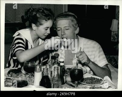 05 mai 1958 - le chanteur Jerry Lee Lewis et sa jeune mariée: Le chanteur Jerry Lewis a peut-être coupé son tour théâtral de Grande-Bretagne - en raison de la publicité sur sa mariée de treize ans. Il a été dit que le mariage à Myra avait eu lieu avant que son divorce de sa deuxième femme ait été obtenu. Lorsqu'il apparut à Grenade, Tooting - une foule d'adolescents se tenait en dehors de la scène, criant ''nous détestons Jerry Lewis'', ''Baby snatcher'' et ''Voir lui faire tourner sa femme en pram''. La photo montre Myra la femme de treize ans - alimente Jerry Lee Lewis - dans leur chambre d'hôtel la nuit dernière. (CRED Banque D'Images