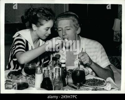 05 mai 1958 - le chanteur Jery lewis et son enfant mariée: Le chanteur Jerry Lewis a peut-être coupé court son tour théâtral de Grande-Bretagne - en raison de la publicité sur sa mariée de treize ans. Il a été dit que le mariage avec Mrya avait eu lieu avant que son divorce de sa deuxième femme ait été obtenu. Lorsqu'il apparut à Grenade, Tooting - une foule d'adolescents se tenait en dehors de la scène, criant ''nous haïssons Jerry Lewis'', ''Babysnatcher'' et ''Regardez lui faire tourner sa femme dans le pram''. La photo montre Myra la femme de treize ans - alimente Jerry Lee Lewis - dans leur chambre d'hôtel la nuit dernière. (Crédit IMA Banque D'Images