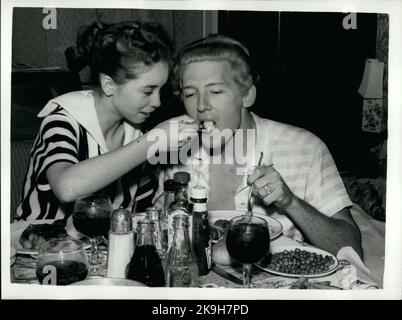 05 mai 1958 - le chanteur Jerry Lewis et sa jeune mariée: Le chanteur Jerry Lee Lewis peut avoir à couper court son tour théâtral de la Grande-Bretagne - en raison de la publicité sur sa jeune mariée de treize ans. Il a été dit que le mariage avec Mra avait eu lieu avant que son divorce de sa deuxième femme ait été obtenu. Lorsqu'il apparut à Grenade, il se dressait devant la scène une foule d'adolescents qui chantait « nous détestons Jerry Lewis », « Babysnatcher » et « Voir lui faire tourner sa femme dans un landau ». La photo montre Myra la femme de treize ans, Jerry Lee Lewis, dans leur chambre d'hôtel la nuit dernière. (Crédit Banque D'Images