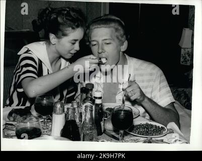 05 mai 1958 - le chanteur Jerry Lee Lewis et sa jeune mariée: Le chanteur Jerry Lee Lewis peut avoir à couper court son tour théâtral de la Grande-Bretagne - en raison de la publicité sur sa mariée de treize ans. Il a été dit que le mariage à Myra avait eu lieu avant que son divorce de sa deuxième femme ait été obtenu. Quand il est apparu à Grenade, il a fait monter une foule d'adolescents en dehors de la scène en scandant ''nous détestons Jerry Lewis'', ''Baby snatcher'' et ''Voir lui faire tourner sa femme dans un pram''. La photo montre Myra la femme de treize ans, Jerry Lee Lewis, dans leur chambre d'hôtel la nuit dernière. (C Banque D'Images