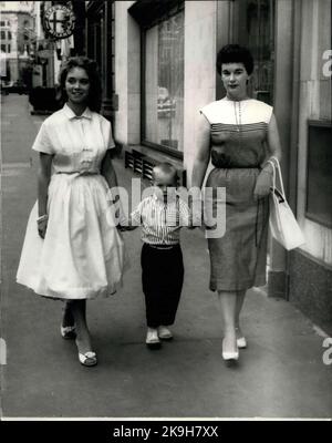 26 mai 1958 - BUREAU À DOMICILE POUR ENQUÊTER SUR LE MARIAGE DE JERRY LEWIS. Le Home Office est demain pour enquêter sur la confusion de mariage de l'American Rock n' Roll chanteur de 22 ans, Jerry Lee Lewis, qui est ici en tournée - et de sa femme de 13 ans, Myra. Lewis et Myra séjournent à Londres. Au cours de la fin de semaine, il a été découvert que leur mariage en décembre dernier était cinq mois avant que son divorce de sa deuxième femme ne devienne définitif. Le père de Myra, M. J. W. Brown, son épouse, lois et son fils, séjournent dans le même hôtel de Londres. Les responsables du bureau à domicile se penchera sur le mariage lorsque Lewis Banque D'Images