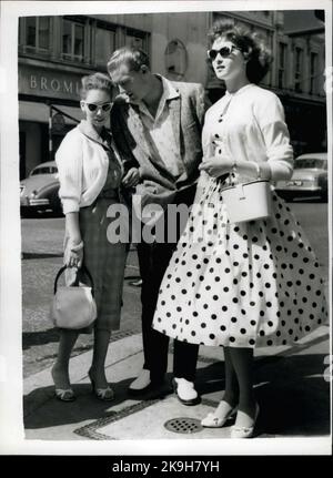 24 mai 1958 - JERRY LEE LEWIS EMMÈNE SA FEMME DE 15 ANS À LONDRES. Photo shows:- le chanteur américain de rock ?n Roll, Jerry Lee Lewis, 22, photographié dans le West End de Londres hier avec sa femme de 15 ans, Myra (à gauche), et sa sœur de 15 ans, Frankie. Myra est sa troisième femme. (Credit image: © Keystone Pictures USA/ZUMAPRESS.com) Banque D'Images