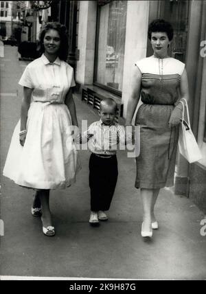 26 mai 1958 - BUREAU À DOMICILE POUR ENQUÊTER SUR LE MARIAGE DE JERRY LEE LEWIS. Le Home Office est demain pour enquêter sur la confusion de mariage de l'America Rock n' Roll chanteur de 22 ans, Jerry Lee Lewis, qui est ici en tournée et de sa femme de 13 ans, Myra. Lewis et Myra séjournent à Londres. Au cours de la fin de semaine, il a été découvert que leur mariage en décembre dernier était cinq mois avant que son divorce de sa deuxième femme ne devienne définitif. Le père de Myra, M. J.W. Brown, sa femme lois et son fils, séjournent dans le même hôtel, à Londres. Les responsables du bureau à domicile se penchera sur le mariage lorsque Lewis's lan Banque D'Images