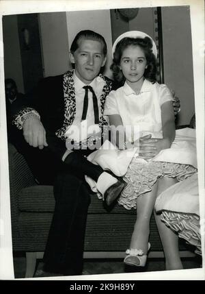 26 mai 1958 - BUREAU À DOMICILE POUR ENQUÊTER SUR LE MARIAGE DE JERRY LEE LEWIS. Le Home Office est demain pour enquêter sur la confusion de mariage de l'America Rock n' Roll chanteur de 22 ans, Jerry Lee Lewis, qui est ici en tournée et de sa femme de 13 ans, Myra. Lewis et Myra séjournent à Londres. Au cours de la fin de semaine, il a été découvert que leur mariage en décembre dernier était cinq mois avant que son divorce de sa deuxième femme ne devienne définitif. Le père de Myra, M. J.W. Brown, sa femme lois et son fils, séjournent dans le même hôtel, à Londres. Les responsables du bureau à domicile se penchera sur le mariage lorsque Lewis's lan Banque D'Images