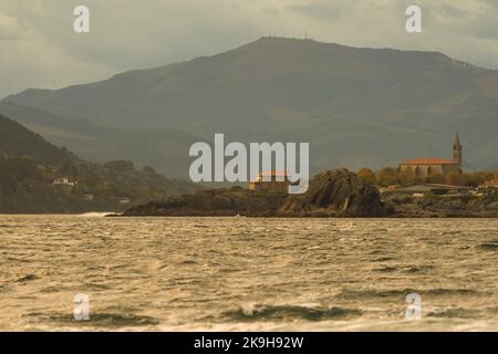 Hermitage de Santa Catalina à Mundaca vu de la mer. Banque D'Images