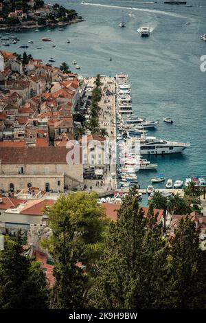 Port de Hvar vue depuis la forteresse espagnole, île de Hvar, Croatie Banque D'Images