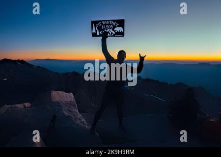 Sommet de Mount Whitney au lever du soleil, John Muir Trail, Sierra Nevada, Californie, États-Unis Banque D'Images