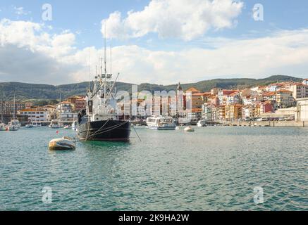 Bermeo du port avec un bateau de pêche en premier plan Banque D'Images