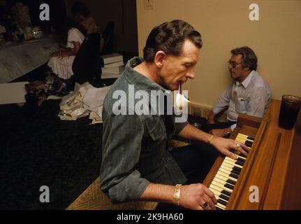 Memphis, Tennessee, États-Unis. 15th févr. 2011. Jerry Lee Lewis joue du piano alors que le beau-père Bob McCarver écoute le jour du mariage à la maison McCarver 1984. Photo de dossier: Robin Nelson/ZUMAPRESS.com/Alamy Live News Banque D'Images