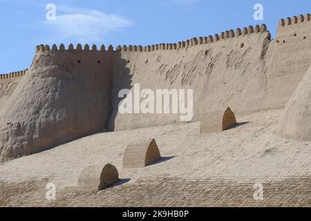 Khiva Ouzbékistan les anciens murs de boue de la ville fortifiée d'Inchon Qala, site classé au patrimoine mondial de l'UNESCO en août 2022 Banque D'Images