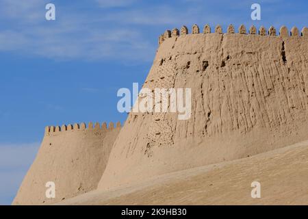 Khiva Ouzbékistan les anciens murs de boue de la ville fortifiée d'Inchon Qala, site classé au patrimoine mondial de l'UNESCO en août 2022 Banque D'Images