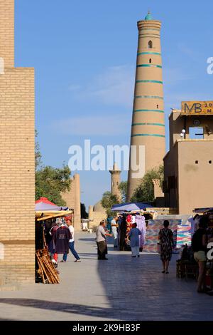 Khiva Ouzbékistan le magnifique Islam Khoja Madrasa et Islam Khoja Minaret au sein de l'Ichon Qala en août 2022 Banque D'Images