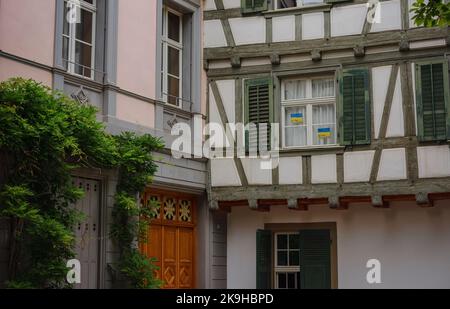 Bâtiments dans le centre ville de Bâle , Suisse. Le drapeau national de l'Ukraine est suspendu dans la cour. Drapeau jaune-bleu sur la fenêtre de la vieille maison Banque D'Images