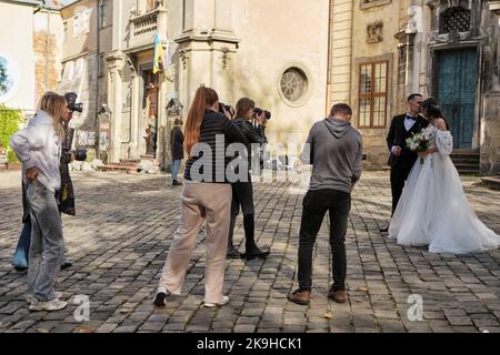 Lviv, Ukraine - 28 octobre 2022: Master class de photographie de mariage. Jeune couple de mariage attrayant posant dans la vieille ville. Banque D'Images