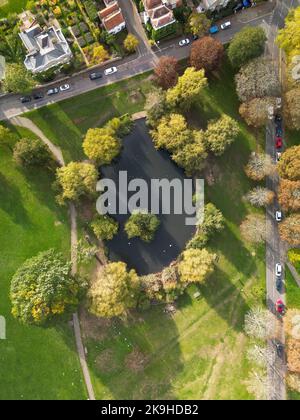 Ham est un quartier de banlieue de Richmond, au sud-ouest de Londres. Il y a des prairies contiguës à la Tamise, où le sentier national de la Tamise court également Banque D'Images