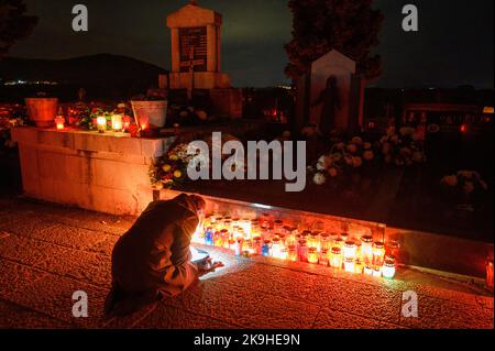 Les gens prient à la tombe du Père Slavko Barbarić au Groblje Kovačica (cimetière de Kovačica) sur la Solemnité de tous les Saints en 2021 à Medjugorje. Banque D'Images