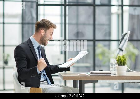 drôle employé de sexe masculin ont le plaisir de jouer gagnant dans le bureau moderne Banque D'Images
