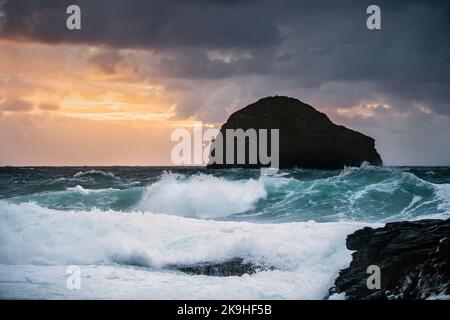Trebarwith Strand au coucher du soleil à Cornwall, England, UK Banque D'Images