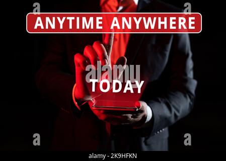 Affichage conceptuel à tout moment, où que vous soyez. Présentation d'entreprise objectif réalisable lorsque vous travaillez ensemble à tout moment Homme tenant la tablette et pointant avec un Banque D'Images