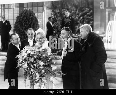 SONJA HENIE RAYMOND WALBURN et ALAN HALE dans LA GLACE FINE (US) / LOVELY TO LOOK (UK) 1937 réalisateur SIDNEY LANFIELD costume design Royer producteur associé Raymond Griffith producteur Darryl F. Zanuck 20th Century Fox Banque D'Images