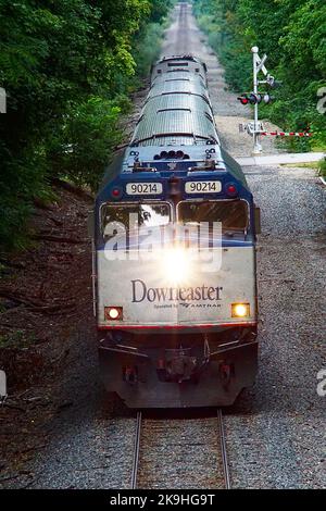 Train de voyageurs Amtrak Downeaster voyageant vers le sud près de Park St dans Exeter NH Banque D'Images