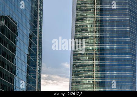 MADRID, ESPAGNE - 6 OCTOBRE 2021 : détail architectural, façades en verre des gratte-ciels modernes qui font partie du quartier des affaires de Cuatro Torres à Mad Banque D'Images