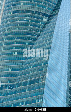 MADRID, ESPAGNE - 6 OCTOBRE 2021 : détail architectural, façades en verre des gratte-ciels modernes qui font partie du quartier des affaires de Cuatro Torres à Mad Banque D'Images