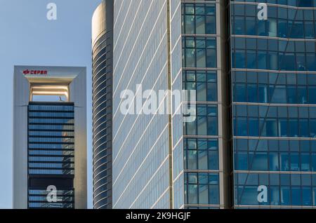 MADRID, ESPAGNE - 6 OCTOBRE 2021 : détail architectural, façades en verre des gratte-ciels modernes qui font partie du quartier des affaires de Cuatro Torres à Mad Banque D'Images