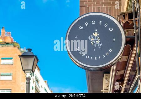 MADRID, ESPAGNE - 5 OCTOBRE 2021 : logo Grosso Napoletano sur la façade d'un restaurant à Madrid, Espagne. Grosso Napoletano est une chaîne espagnole d'artisanat Banque D'Images