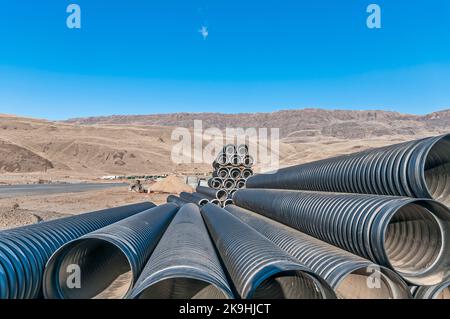 Conduits flexibles ou tuyaux de ponceau empilés dans une décharge active. Banque D'Images