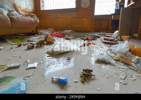 Maison chinoise abandonnée en raison de la réinstallation mais ensuite dérobé et mis à sac par des voleurs à la recherche d'objets de valeur. Banque D'Images