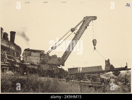 Déraillement à Älvho 1950. Récupération. Grue à vapeur State chemins de fer, SJ A2 'Ånge' soulève un chariot de grue. Banque D'Images