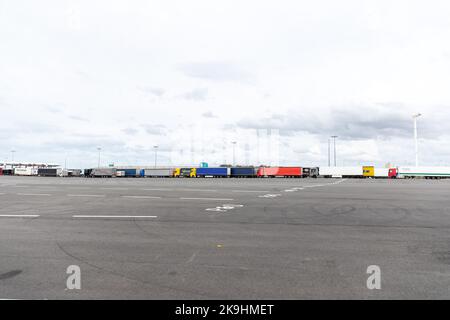 Une file d'attente de camions de fret en attente de chargement sur le ferry au point d'enregistrement à Port de Calais, France, 7 septembre 2022 Banque D'Images