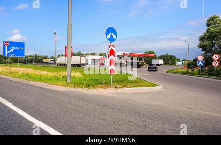 Moscou, Russie - 12 juillet 2022 : station-service Lukoil avec voitures ravitailleurs. Lukoil est l'une des plus grandes compagnies pétrolières russes Banque D'Images