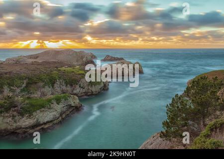 L'image capture un coucher de soleil à couper le souffle sur une côte accidentée de la réserve naturelle de point Lobos, en Californie. Banque D'Images