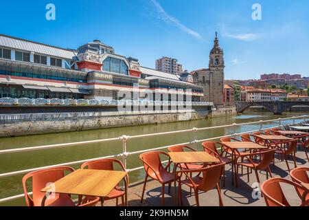 Vue sur le Mercado de la Ribera, église San Antón le long de la Ría de Bilbao en Espagne Banque D'Images