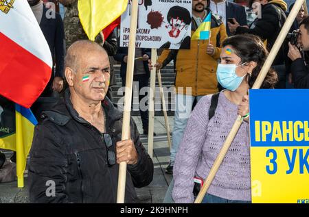 Kiev, Ukraine. 28th octobre 2022. Des manifestants avec des drapeaux ukrainiens et iraniens peints sur leurs joues sont vus pendant la manifestation. La diaspora iranienne en Ukraine a manifesté contre la participation de l'Iran à l'agression russe. Les représentants de la communauté iranienne en Ukraine ont déclaré s'opposer aux actions des autorités iraniennes, qui soutiennent le régime dictatorial de Poutine dans la guerre contre l'Ukraine. (Photo de Mykhaylo Palinchak/SOPA Images/Sipa USA) crédit: SIPA USA/Alay Live News Banque D'Images