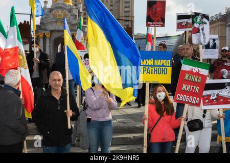 Kiev, Ukraine. 28th octobre 2022. Les manifestants tiennent des drapeaux ukrainiens et iraniens et des pancartes anti-guerre pendant la manifestation. La diaspora iranienne en Ukraine a manifesté contre la participation de l'Iran à l'agression russe. Les représentants de la communauté iranienne en Ukraine ont déclaré s'opposer aux actions des autorités iraniennes, qui soutiennent le régime dictatorial de Poutine dans la guerre contre l'Ukraine. (Photo de Mykhaylo Palinchak/SOPA Images/Sipa USA) crédit: SIPA USA/Alay Live News Banque D'Images