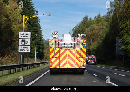 Scottish Fire and Rescue Service North Fire Engine sur la route A9 près de Dunkeld, Perth et Kinross, Écosse, Royaume-Uni Banque D'Images