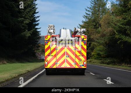 Scottish Fire and Rescue Service North Fire Engine sur la route A9 près de Dunkeld, Perth et Kinross, Écosse, Royaume-Uni Banque D'Images