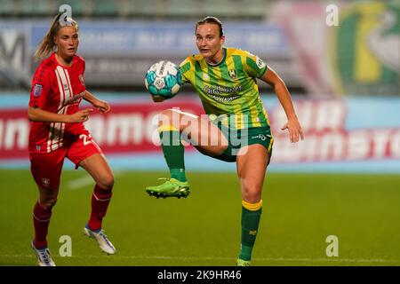 DEN HAAG, PAYS-BAS - OCTOBRE 28: Marit Auee du FC Twente, Lobke Loonen de l'ADO Den Haag pendant le match des femmes néerlandaises entre l'ADO Den Haag et le FC Twente au Bingoal Stadion on 28 octobre 2022 à Den Haag, pays-Bas (photo de Jeroen Meuwsen/Orange Pictures) crédit: Orange pics BV/Alay Live News Banque D'Images